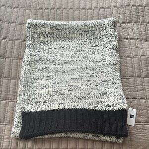 GAP Knit Scarf in Black and White